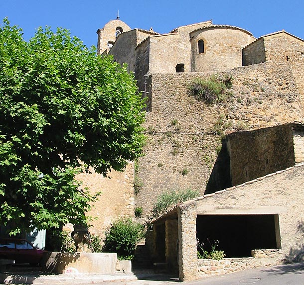 église et lavoir de puyméras
