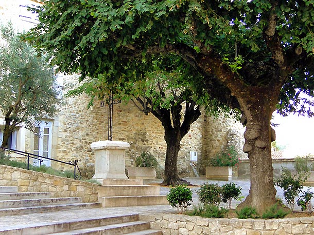 place du village de saint romain en viennois